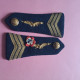 Pattes D'épaule Avec Insignes Métal - Grade De Sergent-chef Avec Une Petite Fleur En Papier - Armée De L'Air Française - Aviation
