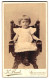 Fotografie K. Frank, Rosenheim, Frühlingsstrasse 13, Portrait Kleines Mädchen Im Weissen Kleid  - Anonyme Personen