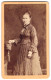 Fotografie W. Karrass, Bremen, Hutfilterstrasse 38, Portrait Junge Dame In Modischer Kleidung  - Anonyme Personen