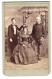 Fotografie Leopold Wittmann, Wien, Lange Gasse 60, Mutter Und Vater Lampe In Uniform Mit Ihrem Sohn Im Atelier  - Anonyme Personen