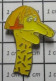 912E Pin's Pins / Beau Et Rare / ANIMAUX / ESPECE DE GIRAFE JAUNE AVEC LA COUPE DE CHEVEUX DE CHANTAL GOYA - Tiere