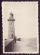 PHOTO D UN HOMME PRES D UN PHARE 6 X 8.5 CM - Personnes Anonymes