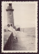 PHOTO D UNE FEMME PRES D UN PHARE 6 X 8.5 CM - Anonyme Personen