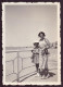 PHOTO D UNE FEMME AVEC UNE FILLETTE SUR LE BORD D UNE PLAGE 6 X 9 CM - Anonieme Personen