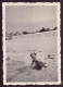 PHOTO D UNE FILLETTE JOUANT DANS LE SABLE 6 X 9 CM - Anonyme Personen