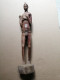 UNE FEMME AFRICAINE EN BOIS SCULPTE - Afrikanische Kunst