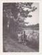 2 Anciennes Photographies Amateur / Famille Au Bord D'une Rivière Ou D'un étang - Personnes Anonymes