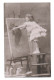 Atelier De Peinture - Jeune Fille Sur Escabeau - Tableau Sur Chevalet - Large Pinceau - Robe Blanche - Beau Plan  Animée - Autres & Non Classés