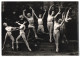 Fotografie Unbekannter Fotograf, Ansicht Halle / Saale, Hübsche Tänzerinnen Im Knappen Kostüm Während Einer Vorfü  - Berühmtheiten