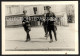 LOUDUN - PLACE SAINTE CROIX - 2 OFFICIERS ALLEMANDS ONT ACHETÉ DES MELONS AVEC LEUR " AMIE " EN AOUT 1943 - Loudun