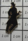 912E Pin's Pins / Beau Et Rare / AUTRES : SILHOUETTE D'HOMME EN HABIT ET CHAPEAU Par DEMONS & MERVEILLES - Sonstige & Ohne Zuordnung