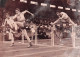 ATHLETISME 08/1956 CHAMPIONNATS DE FRANCE A COLOMBES  DOHEN VAINQUEUR DU 110M HAIES PHOTO 18 X 13 CM - Sports