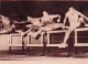 ATHLETISME 08/1959 LE 110M HAIES  GRECE FRANCE VICTOIRE DE MARSELLOS DEVANT RAYNAUD  PHOTO 18 X 13 CM - Sports