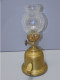 Delcampe - -BELLE LAMPE A PETROLE A MAIN LAITON Ou BRONZE Avec Son VERRE Style Pigeon     E - Leuchten & Kronleuchter
