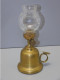 Delcampe - -BELLE LAMPE A PETROLE A MAIN LAITON Ou BRONZE Avec Son VERRE Style Pigeon     E - Lantaarns & Kroonluchters