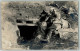 39870611 - Landser Versucht Mit Dem Feldtelefon Vor Seinem Unterstand Verbindung Aufzunehmen Fotograf Berger Hilgers Kr - War 1914-18
