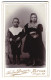Fotografie Julius Bremer, Altona, Königstrasse 89, Trauriger Bub Mit Segelohren, Schwester In Kleid Mit Puffärmeln  - Personnes Anonymes