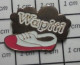 711e Pin's Pins / Beau Et Rare / MARQUES / CHAUSSURES FEMME BICOLORES WAPITI Variante Rose/rouge - Trademarks