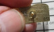 912c Pin's Pins / Beau Et Rare / MARQUES / COIFFEUR LILY'S COIFFURE CISEAUX BROSSE - Merken