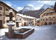 11686726 Bad Scuol Dorfplatz Mit Brunnen Und Unterengadiner Museum Scuol - Other & Unclassified