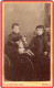 Photo CDV D'une Petite Fille élégante Avec Un  Petit Garcon Posant Avec Des Jouet Dans Un Studio Photo A Vannes - Alte (vor 1900)