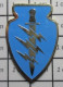 912e Pin's Pins / Beau Et Rare / MILITARIA / GRAND PIN'S TROUPES D'ELITE GLAIVE EPEE ET EcLAIRS - Army