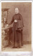 Photo CDV D'un Homme D'église ( Un Abbé ) élégante Posant Dans Un Studio Photo En Italie - Anciennes (Av. 1900)