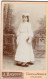 Photo CDV D'une Jeune Fille élégante Posant Dans Un Studio Photo A L'Isle-sur-Sorgue - Anciennes (Av. 1900)