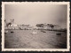 Jolie Photographie Originale De 1958, Belle Vue Sur L'Ile De Gorée, Dakar, Sénégal, Bateaux, Afrique, 8,7x6,3 Cm - Places