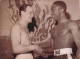 BOXE 01/1961 DAVEY MOORE ET GRACIEUX LAMPERTI AVANT LE COMBAT AU PALAIS DES SPORTS PHOTO  18 X 13 CM - Sports