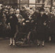 7785 PARIS - PLACE DE CLICHY - Défilé 1928 De Vétéran Première Guerre WW1  Paralysé Paraplégique Arrêt De Bus Kiosque - Arrondissement: 18