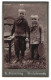 Fotografie R. Fritzsching, Bischofswerda, Portrait Zwei Kleine Jungen In Zeitgenössischer Kleidung  - Personnes Anonymes