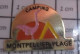 912E Pin's Pins / Beau Et Rare / MARQUES / CAMPING MONTPELLIER PLAGE TENTE OISEAU FLAMANT ROSE - Marques