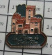 912E Pin's Pins / Beau Et Rare / MARQUES / LA MAISON DE L'HUILE D'OLIVE PROVENCE VILLAGE TUILES - Marques