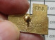 912B Pin's Pins / Beau Et Rare / MARQUES / CIRS CENTRES COMMERCIAUX - Markennamen