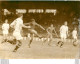 FOOTBALL 03/1961 LE STADE FRANCAIS BAT ANGERS  ICI STAKO KOWALSKI FEFEU ETC ... PHOTO PRESSE 18X13CM - Deportes