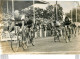 CYCLISME DARRIGADE ARRIVEE A TOURS  PHOTO DE PRESSE ORIGINALE  22 X 14 CM - Deportes