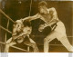 BOXE 01/1962 DOUG VAILLANT VAINQUEUR DE FERNAND NOLLET AU PALAIS DES SPORTS  PHOTO DE PRESSE 18X13CM - Sports