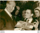 BOXE 01/1961 HALIMI  ET MAURICE CHEVALIER PHOTO DE PRESSE 18 X 13 CM - Sports