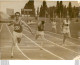 ATHLETISME 07/1961 ARRIVEE DU 200 METRES GAGNE PAR BERRUTI DEVANT DELECOUR ET GERMAR PHOTO DE PRESSE 18 X 13 CM - Sport