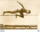 ATHLETISME 06/1961 A MOSCOU SAUT EN HAUTEUR VALERI BRUMEL SAUTE A 2M23 PHOTO DE PRESSE 18 X 13 CM R1 - Sports