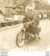 CYCLISME ROGER RIVIERE AVEC SON BOUQUET SUR LA MOTO DE GENDARMERIE PHOTO DE PRESSE 16X16CM - Sports