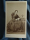 Photo CDV Franck  Paris  Jeune Femme Assise, Accoudée Sur Une Petite Table  Robe Rayée Sec. Emp. CA 1860 - L680 - Anciennes (Av. 1900)