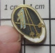 811B Pin's Pins / Beau Et Rare /  SPORTS / ESCRIME EPEE SABRE FLEURET DEPARTEMENT SEINE ET MARNE 77 - Lebensmittel