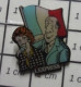 811B Pin's Pins / Beau Et Rare / MEDIAS / MAGAZINE  L'EXPRESS MITTERRAND ET EDITH "Laitue" CRESSON - Médias