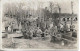 CARTE PHOTO ANCIENNE. GROUPE DE SOLDATS A IDENTIFIER. BARAQUEMENTS, PONTON, BARQUES. 1917. - Régiments