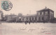 Chauny (02 Aisne) La Gare - Embarquement Dans La Diligence - édit. Ronat Carte Précurseur Circulée 1904 - Chauny