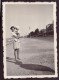 PHOTO D UNE FEMME AVEC SON ENFANT AU BORD DE MER 6 X 9 CM - Personnes Anonymes