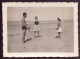 PHOTO DE TROIS PERSONNES JOUANT A LA BALLE SUR LE BORD DE MER 9 X 6 CM - Personnes Anonymes