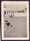 PHOTO D UNE FEMME SUR LA PLAGE DEVANT LE CASINO 6.5 X 9 CM - Personnes Anonymes